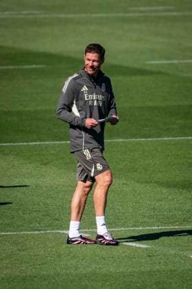 Real Madrid Training Session Xabi Alonso, head coach of Real Madrid, is seen smiling during the training session ahead of their LaLiga EA Sports match against Atletico de Madrid at Ciudad Real Madrid on September 26, 2025 in Madrid, Spain. Valdebebas Ciudad Real Madrid Madrid Spain Copyright: xAlbertoxGardinx AGardin_20250926_Foot_ReaMad_tra_0198