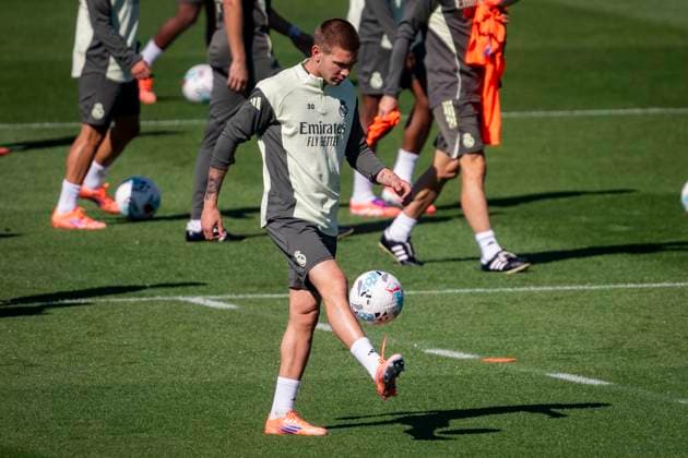 Real Madrid Training Session Franco Mastantuono of Real Madrid is seen training during the training session ahead of their LaLiga EA Sports match against Atletico de Madrid at Ciudad Real Madrid on September 26, 2025 in Madrid, Spain. Valdebebas Ciudad Real Madrid Madrid Spain Copyright: xAlbertoxGardinx AGardin_20250926_Foot_ReaMad_tra_0207
