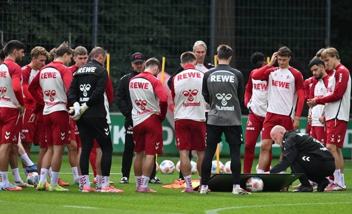 26 09 2025 , xophax, Soccer 1 Bundesliga, 1 FC Koeln 1 FC Koeln Training before the Stuttgart match Lukas Kwasniok with the team at a meeting DFL DFB REGULATIONS PROHIBIT ANY USE OF PHOTOGRAPHS as IMAGE SEQUENCES and or QUASI VIDEO Koeln