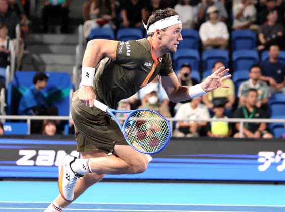 September 25, 2025, Tokyo, Japan - Casper Ruud of Norway dashes to return the ball against Matteo Berrettini of Italy during a second round match of the Japan Open Tennis tournament in Tokyo on Friday, September 26, 2025. Ruud defeated Berrettini 7-6, 6-2. (photo by Yoshio Tsunoda AFLO) Noxthirdxpartyxsales  aflo_304838111