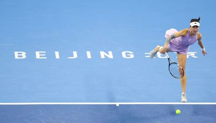 (250926) -- BEIJING, Sept. 26, 2025 -- Wang Xinyu serves during the women s singles second round match between Zhang Shuai of China and Wang Xinyu of China at 2025 China Open tennis tournament in Beijing, China, Sept. 26, 2025. (Photo by Xinhua) (SP)CHINA-BEIJING-TENNIS-CHINA OPEN-WOMEN S SINGLES-SECOND ROUND(CN) MaxZihan 