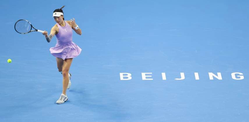 (250926) -- BEIJING, Sept. 26, 2025 -- Wang Xinyu hits a return during the women s singles second round match between Zhang Shuai of China and Wang Xinyu of China at 2025 China Open tennis tournament in Beijing, China, Sept. 26, 2025. (Photo by Xinhua) (SP)CHINA-BEIJING-TENNIS-CHINA OPEN-WOMEN S SINGLES-SECOND ROUND(CN) MaxZihan 