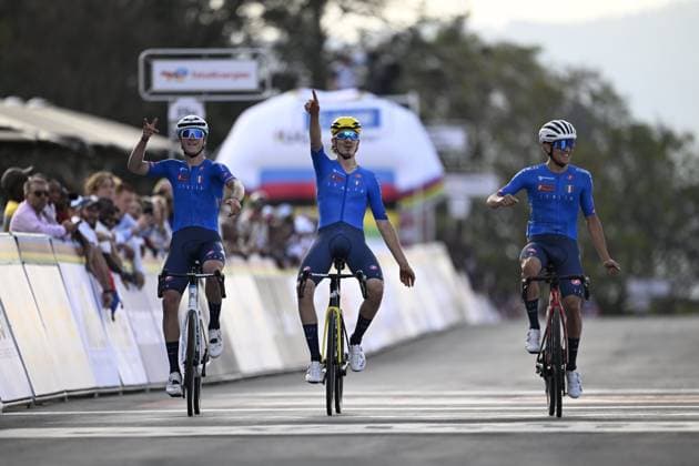 UCI 2025 Road World Championship, WM, Weltmeisterschaft Kigali 26 09 2025 KIGALI, RWANDA - SEPTEMBER 26 : riders of Italy celebrate the win of their team mate Finn Lorenzo Mark (ITA) during the Men U23 cycling road race of the UCI Road World Championships 2025 92nd edition an UCI World Championships cycling race of 164.6 km with start in Kigali and finish in Kigali on September 26, 2025 in Kigali, Rwanda, 26 09 2025 Kigali Rwanda  Copyright: xJanxDexMeuleneirx