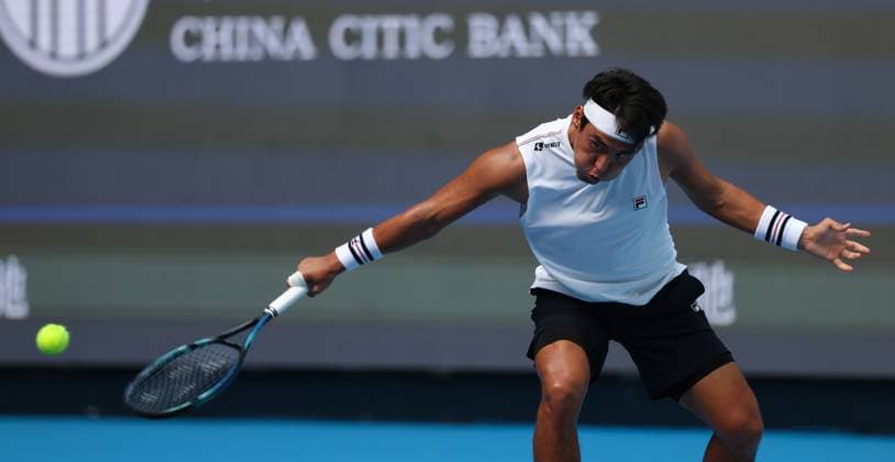 (250926) -- BEIJING, Sept. 26, 2025 -- Bu Yunchaokete returns a shot during the men s singles first round match between Bu Yunchaokete of China and Alex De Minaur of Australia at 2025 China Open tennis tournament in Beijing, China, Sept. 26, 2025. (Photo by Xinhua) (SP)CHINA-BEIJING-TENNIS-CHINA OPEN-MEN S SINGLES-FIRST ROUND (CN) MaxZihan 