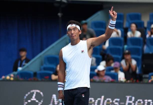 (250926) -- BEIJING, Sept. 26, 2025 -- Bu Yunchaokete waves to spectators before the men s singles first round match between Bu Yunchaokete of China and Alex De Minaur of Australia at 2025 China Open tennis tournament in Beijing, China, Sept. 26, 2025. (Photo by Xinhua) (SP)CHINA-BEIJING-TENNIS-CHINA OPEN-MEN S SINGLES-FIRST ROUND (CN) MaxZihan 