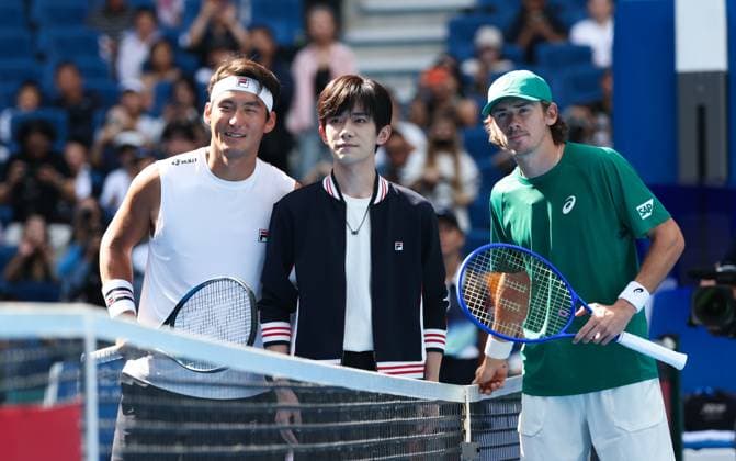 (250926) -- BEIJING, Sept. 26, 2025 -- Bu Yunchaokete (L) and Alex De Minaur (R) pose with guest Jackson Yee (Yi Yangqianxi) before the men s singles first round match between Bu Yunchaokete of China and Alex De Minaur of Australia at 2025 China Open tennis tournament in Beijing, China, Sept. 26, 2025. (Photo by Xinhua) (SP)CHINA-BEIJING-TENNIS-CHINA OPEN-MEN S SINGLES-FIRST ROUND (CN) MaxZihan 
