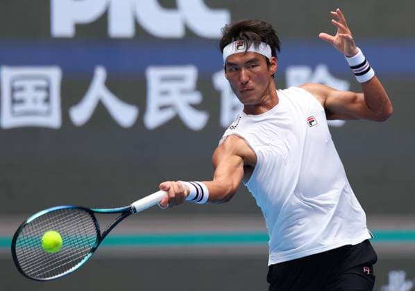 (250926) -- BEIJING, Sept. 26, 2025 -- Bu Yunchaokete returns a shot during the men s singles first round match between Bu Yunchaokete of China and Alex De Minaur of Australia at 2025 China Open tennis tournament in Beijing, China, Sept. 26, 2025. (Photo by Xinhua) (SP)CHINA-BEIJING-TENNIS-CHINA OPEN-MEN S SINGLES-FIRST ROUND (CN) MaxZihan 