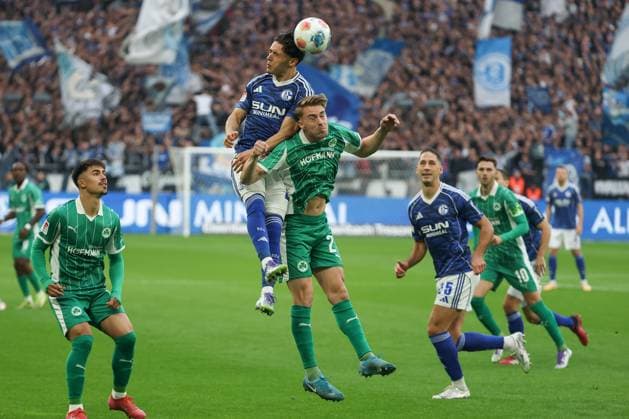 2 Bundesliga FC Schalke 04 SpVgg Greuther Fürth on 25 09 2025 in the Veltins Arena at Schalke Soufiane El Faouzi Schalke 23 in a header duel with Luca Itter Fuerth 27 MH