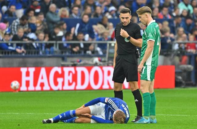 26 09 2025 Soccer Season 2025 2026 2 Soccer Bundesliga 07 Matchday FC Schalke 04 S04 SpVgg Greuther Fürth Kleeblatt Sportfoto Zink MeZi xmeoxzix DFL regulations prohibit any use of photographs as image sequences and or quasi video only for editorial use Timo Becker 5, FC Schalke 04 S04 injured Injury battered on the ground