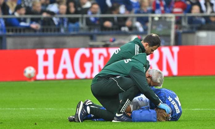 26 09 2025 Soccer Season 2025 2026 2 Soccer Bundesliga 07 Matchday FC Schalke 04 S04 SpVgg Greuther Fürth Kleeblatt Sportfoto Zink MeZi xmeoxzix DFL regulations prohibit any use of photographs as image sequences and or quasi video only for editorial use Timo Becker 5, FC Schalke 04 S04 injured Injury battered on the ground