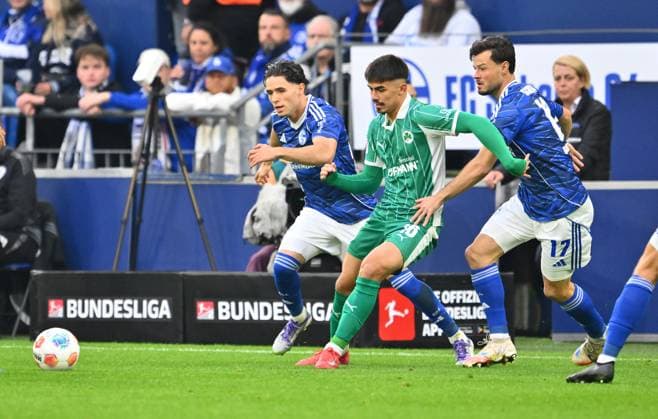26 09 2025 Soccer Season 2025 2026 2 Soccer Bundesliga 07 Matchday FC Schalke 04 S04 SpVgg Greuther Fürth Kleeblatt Sportfoto Zink xwoxzix DFL regulations prohibit any use of photographs as image sequences and or quasi video only for editorial use Aaron Keller 16, SpVgg Greuther Fürth vs Sofiane El Faouzi 23, FC Schalke 04 S04 Adrian Gantenbein 17, FC Schalke 04 S04