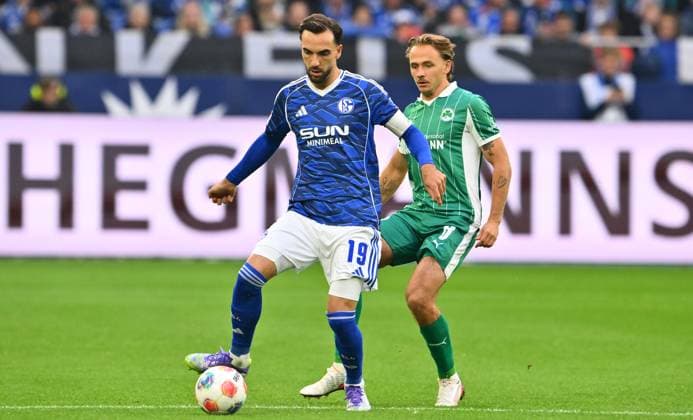 26 09 2025 Soccer Season 2025 2026 2 Soccer Bundesliga 07 Matchday FC Schalke 04 S04 SpVgg Greuther Fürth Kleeblatt Sportfoto Zink xwoxzix DFL regulations prohibit any use of photographs as image sequences and or quasi video only for editorial use Kenan Karaman 19, FC Schalke 04 S04 Mathias Flaga Olesen 8, SpVgg Greuther Fürth