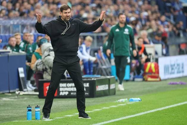 2 Bundesliga FC Schalke 04 SpVgg Greuther Fürth on 25 09 2025 in the Veltins Arena at Schalke Coach Thomas Kleine Fuerth gestures MH