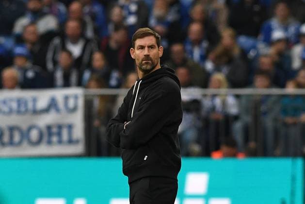 Trainer Thomas Kleine (Greuther Fuerth) schaut waehrend des Spiels der 2. Bundesliga zwischen FC Schalke 04 und SpVgg Greuther Fürth, Veltins-Arena am 26. September 2025 in Gelsenkirchen, Deutschland. (Foto von Ralf Treese DeFodi Images) +++ Trainer Thomas Kleine (Greuther Fuerth) looks on during the 2. Bundesliga match between FC Schalke 04 and SpVgg Greuther Fürth at Veltins-Arena on September 26, 2025 in Gelsenkirchen, Germany. (Photo by Ralf Treese DeFodi Images) (Photo by Ralf Treese DeFodi Images) Coach Thomas Kleine Greuther Fuerth looks on during the 2 Bundesliga match between FC Schalke 04 and SpVgg Greuther Fürth at Veltins Arena on September 26, 2025 in Gelsenkirchen, Germany, Germany Photo by Ralf Treese DeFodi Images Trainer Thomas Kleine Greuther Fuerth looks on during the 2 Bundesliga match between FC Schalke 04 and SpVgg Greuther Fürth at Veltins Arena on September 26, 2025 in Gelsenkirchen, Germany Photo by Ralf Treese DeFodi Images Photo by Ralf Treese DeFodi Images