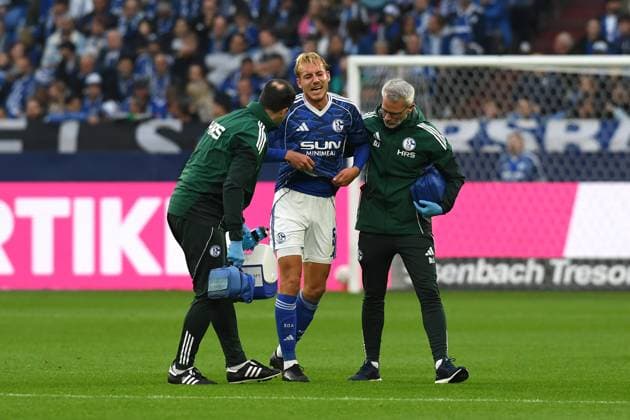 Timo Becker (FC Schalke 04) verletzt waehrend des Spiels der 2. Bundesliga zwischen FC Schalke 04 und SpVgg Greuther Fürth, Veltins-Arena am 26. September 2025 in Gelsenkirchen, Deutschland. (Foto von Ralf Treese DeFodi Images) +++ Timo Becker (FC Schalke 04) injured during the 2. Bundesliga match between FC Schalke 04 and SpVgg Greuther Fürth at Veltins-Arena on September 26, 2025 in Gelsenkirchen, Germany. (Photo by Ralf Treese DeFodi Images) (Photo by Ralf Treese DeFodi Images) Timo Becker FC Schalke 04 injured during the 2 Bundesliga match between FC Schalke 04 and SpVgg Greuther Fürth at Veltins Arena on September 26, 2025 in Gelsenkirchen, Germany Photo by Ralf Treese DeFodi Images Timo Becker FC Schalke 04 injured during the 2 Bundesliga match between FC Schalke 04 and SpVgg Greuther Fürth at Veltins Arena on September 26, 2025 in Gelsenkirchen, Germany Photo by Ralf Treese DeFodi Images Photo by Ralf Treese DeFodi Images