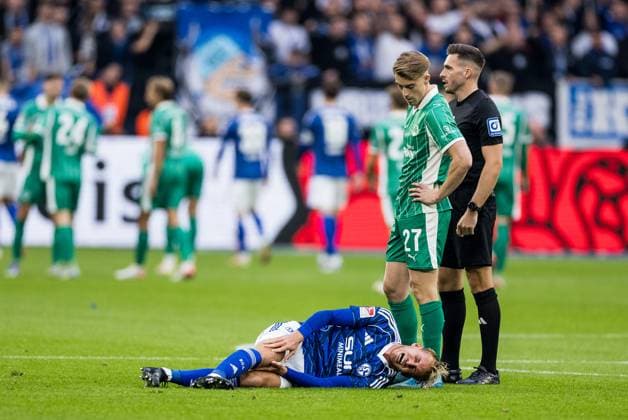 2 Soccer Bundesliga FC Schalke 04 SpVgg Greuther Fürth 26 09 2025 Timo Becker FC Schalke 04, 5 injured, has to be substituted 2 Soccer Bundesliga FC Schalke 04 SpVgg Greuther Fürth Gelsenkirchen, VELTINS Arena on 01 08 2025 DFL REGULATIONS PROHIBIT ANY USE OF PHOTOGRAPHS AS IMAGE SEQUENCES AND OR QUASI VIDEO Copyright: xBEAUTIFULxSPORTS Wunderlx
