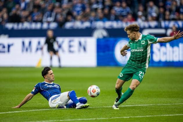 2 Soccer Bundesliga FC Schalke 04 SpVgg Greuther Fürth 26 09 2025 duel Soufiane El Faouzi Schalke 04, 23 , Jannik Dehm SpVgg Greuther Fürth, 23 2 Soccer Bundesliga FC Schalke 04 SpVgg Greuther Fürth Gelsenkirchen, VELTINS Arena on 01 08 2025 DFL REGULATIONS PROHIBIT ANY USE OF PHOTOGRAPHS AS IMAGE SEQUENCES AND OR QUASI VIDEO Copyright: xBEAUTIFULxSPORTS Wunderlx