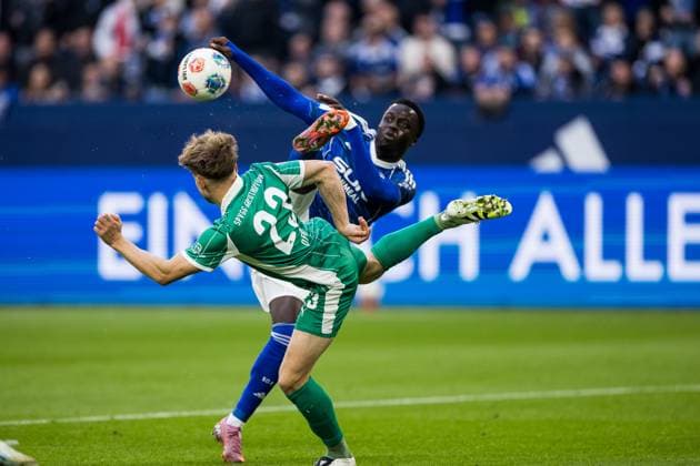 2 Soccer Bundesliga FC Schalke 04 SpVgg Greuther Fürth 26 09 2025 duel Jannik Dehm SpVgg Greuther Fürth, 23 , Christian Pierre Louis Gomis Schalke 04, 7 2 Soccer Bundesliga FC Schalke 04 SpVgg Greuther Fürth Gelsenkirchen, VELTINS Arena on 01 08 2025 DFL REGULATIONS PROHIBIT ANY USE OF PHOTOGRAPHS AS IMAGE SEQUENCES AND OR QUASI VIDEO Copyright: xBEAUTIFULxSPORTS Wunderlx