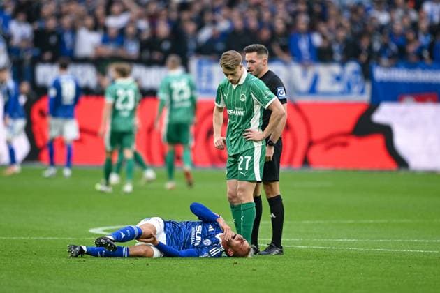 26 09 2025, Football, 2 Bundesliga, Season 2025 2026, Matchday 7, FC Schalke 04 SpVgg Greuther Fürth, Timo Becker FC Schalke 04 lies on the ground and grabs his knee xRHR PHOTO YYx Copyright: KROEGER RHR-FOTOx RHR-FOTO YY