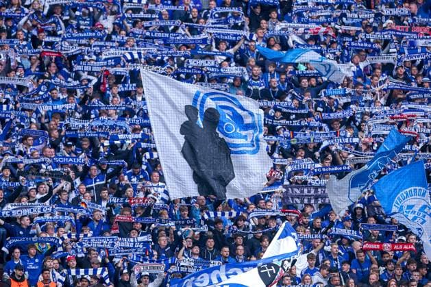 25 09 2025, Football, FC Schalke 04 SpVgg Greuther Fürth, 7 Matchday, 2 Soccer Bundesliga, Veltins Arena Gelsenkirchen, Season 2025 2026 Fans Spectators Visitors Fan Curve North Curve Scarf Scarf Parade Fan Scarf DFB regulations prohibit any use of photographs as image sequences and or quasi video North Rhine-Westphalia Germany