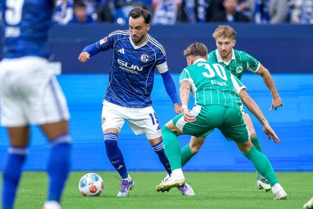 25 09 2025, Football, FC Schalke 04 SpVgg Greuther Fürth, Matchday 7, 2 Fußball Bundesliga, Veltins Arena Gelsenkirchen, Saison 2025 2026 Kenan Karaman Schalke04 19 in duel against Felix Klaus Greuther Fürth 30 DFB regulations prohibit any use of photographs as image sequences and or quasi video Nordrhein Westfalen Germany