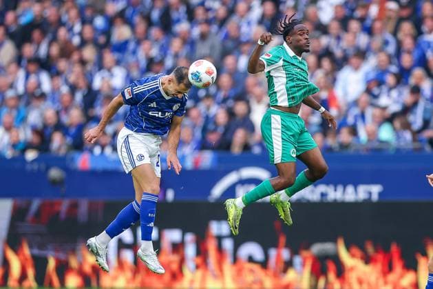 25 09 2025, Football, FC Schalke 04 SpVgg Greuther Fürth, Matchday 7, 2 Fußball Bundesliga, Veltins Arena Gelsenkirchen, Saison 2025 2026 Felipe Sanchez Schalke04 02 in duel against Noel Futkeu Greuther Fürth 09 Kopfball Kopfballduell DFB regulations prohibit any use of photographs as image sequences and or quasi video Nordrhein Westfalen Germany