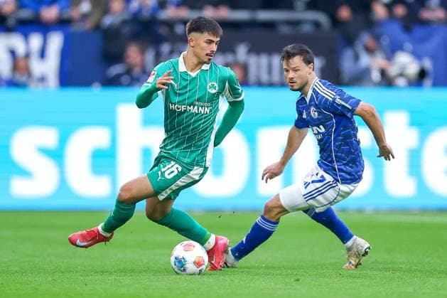 25 09 2025, Football, FC Schalke 04 SpVgg Greuther Fürth, Matchday 7, 2 Fußball Bundesliga, Veltins Arena Gelsenkirchen, Saison 2025 2026 Aaron Keller Greuther Fürth 16 in duel against Adrian Gantenbein Schalke04 17 DFB regulations prohibit any use of photographs as image sequences and or quasi video Nordrhein Westfalen Germany