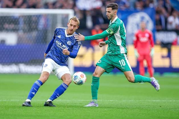 25 09 2025, Fußball, FC Schalke 04 SpVgg Greuther Fürth, 7 Spieltag, 2 Fußball Bundesliga, Veltins Arena Gelsenkirchen, Saison 2025 2026 Timo Becker Schalke04 05 im Zweikampf gegen Branimir Hrgota Greuther Fürth 10 DFB regulations prohibit any use of photographs as image sequences and or quasi video Nordrhein Westfalen Germany