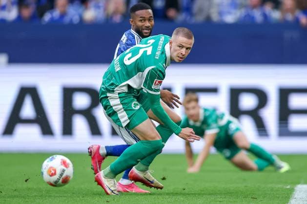 25 09 2025, Fußball, FC Schalke 04 SpVgg Greuther Fürth, 7 Spieltag, 2 Fußball Bundesliga, Veltins Arena Gelsenkirchen, Saison 2025 2026 Brynjar Ingi Bjarnason Greuther Fürth 25 schaut dem Ball hinterher DFB regulations prohibit any use of photographs as image sequences and or quasi video Nordrhein Westfalen Germany