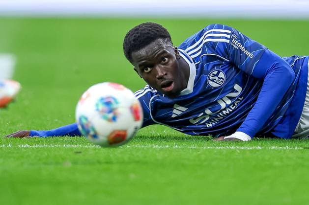 25 09 2025, Fußball, FC Schalke 04 SpVgg Greuther Fürth, 7 Spieltag, 2 Fußball Bundesliga, Veltins Arena Gelsenkirchen, Saison 2025 2026 Christian Pierre Louis Gomis Schalke04 07 lies on the ground and looks after the reverb DFB regulations prohibit any use of photographs as image sequences and or quasi video Nordrhein Westfalen Germany