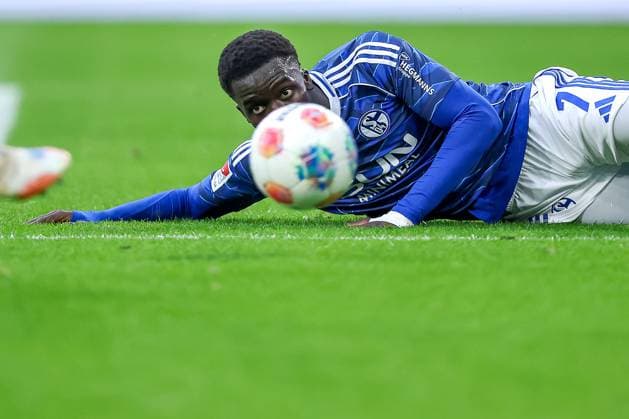 25 09 2025, Fußball, FC Schalke 04 SpVgg Greuther Fürth, 7 Spieltag, 2 Fußball Bundesliga, Veltins Arena Gelsenkirchen, Saison 2025 2026 Christian Pierre Louis Gomis Schalke04 07 lies on the ground and looks after the reverb DFB regulations prohibit any use of photographs as image sequences and or quasi video Nordrhein Westfalen Germany