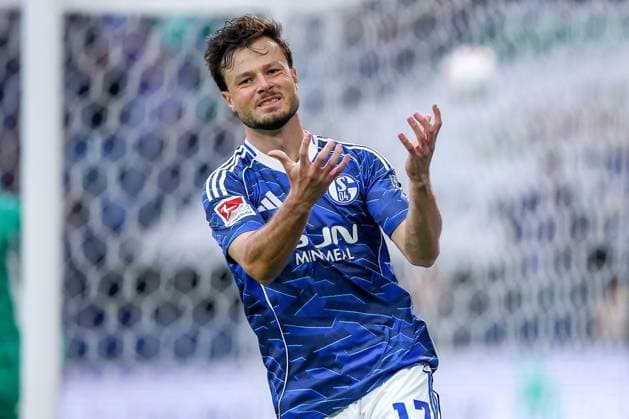 25 09 2025, Football, FC Schalke 04 SpVgg Greuther Fürth, 7 Matchday, 2 Soccer Bundesliga, Veltins Arena Gelsenkirchen, Season 2025 2026 Adrian Gantenbein Schalke04 17 gesticulating disappointed disappointment DFB regulations prohibit any use of photographs as image sequences and or quasi video North Rhine-Westphalia Germany