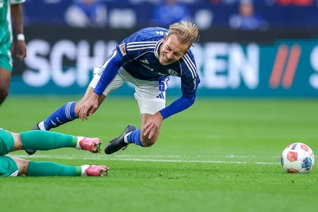25 09 2025, Football, FC Schalke 04 SpVgg Greuther Fürth, Matchday 7, 2 Fußball Bundesliga, Veltins Arena Gelsenkirchen, Saison 2025 2026 Timo Becker Schalke04 05 is injured on the pitch and needs medical attention before he is substituted Injury Injured pain DFB regulations prohibit any use of photographs as image sequences and or quasi video Nordrhein Westfalen Germany