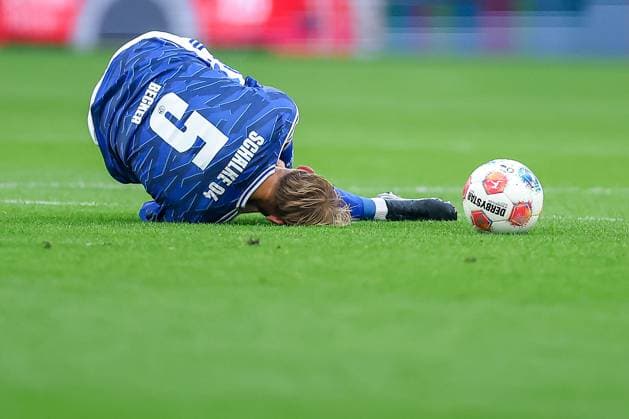 25 09 2025, Football, FC Schalke 04 SpVgg Greuther Fürth, Matchday 7, 2 Fußball Bundesliga, Veltins Arena Gelsenkirchen, Saison 2025 2026 Timo Becker Schalke04 05 is injured on the pitch and needs medical attention before he is substituted Injury Injured pain DFB regulations prohibit any use of photographs as image sequences and or quasi video Nordrhein Westfalen Germany