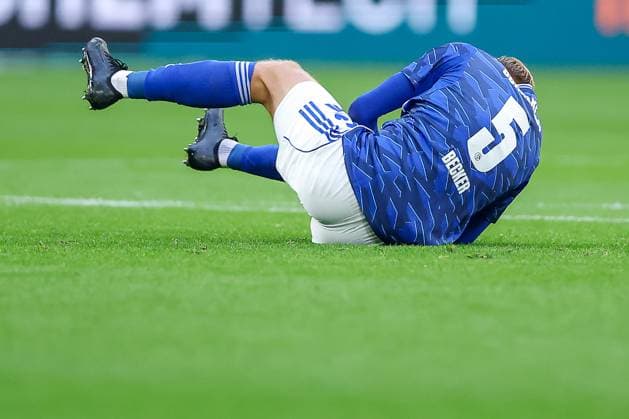 25 09 2025, Football, FC Schalke 04 SpVgg Greuther Fürth, Matchday 7, 2 Fußball Bundesliga, Veltins Arena Gelsenkirchen, Saison 2025 2026 Timo Becker Schalke04 05 is injured on the pitch and needs medical attention before he is substituted Injury Injured pain DFB regulations prohibit any use of photographs as image sequences and or quasi video Nordrhein Westfalen Germany