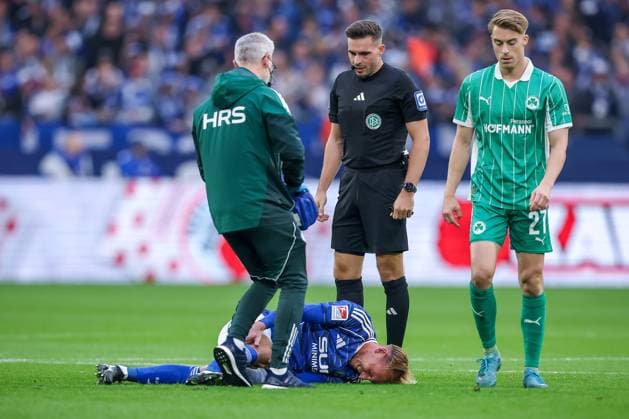 25 09 2025, Football, FC Schalke 04 SpVgg Greuther Fürth, Matchday 7, 2 Fußball Bundesliga, Veltins Arena Gelsenkirchen, Saison 2025 2026 Timo Becker Schalke04 05 is injured on the pitch and needs medical attention before he is substituted Injury Injured pain DFB regulations prohibit any use of photographs as image sequences and or quasi video Nordrhein Westfalen Germany