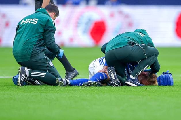 25 09 2025, Football, FC Schalke 04 SpVgg Greuther Fürth, Matchday 7, 2 Fußball Bundesliga, Veltins Arena Gelsenkirchen, Saison 2025 2026 Timo Becker Schalke04 05 is injured on the pitch and needs medical attention before he is substituted Injury Injured pain DFB regulations prohibit any use of photographs as image sequences and or quasi video Nordrhein Westfalen Germany