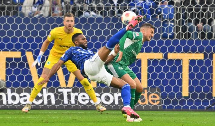 26 09 2025 Soccer Season 2025 2026 2 Soccer Bundesliga 07 Matchday FC Schalke 04 S04 SpVgg Greuther Fürth Kleeblatt Sportfoto Zink xwoxzix DFL regulations prohibit any use of photographs as image sequences and or quasi video only for editorial use Moussa Sylla 9, FC Schalke 04 S04 Fallrückzieher Versuch gegen Pelle Boevink 26, SpVgg Greuther Fürth Philipp Ziereis 4, SpVgg Greuther Fürth