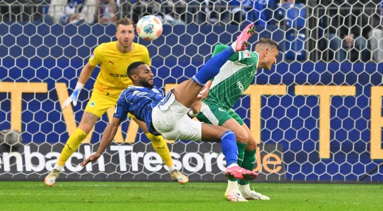 26 09 2025 Soccer Season 2025 2026 2 Soccer Bundesliga 07 Matchday FC Schalke 04 S04 SpVgg Greuther Fürth Kleeblatt Sportfoto Zink xwoxzix DFL regulations prohibit any use of photographs as image sequences and or quasi video only for editorial use Moussa Sylla 9, FC Schalke 04 S04 Fallrückzieher Versuch gegen Pelle Boevink 26, SpVgg Greuther Fürth Philipp Ziereis 4, SpVgg Greuther Fürth