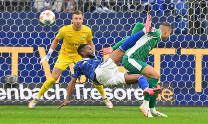 26 09 2025 Soccer Season 2025 2026 2 Soccer Bundesliga 07 Matchday FC Schalke 04 S04 SpVgg Greuther Fürth Kleeblatt Sportfoto Zink xwoxzix DFL regulations prohibit any use of photographs as image sequences and or quasi video only for editorial use Moussa Sylla 9, FC Schalke 04 S04 Fallrückzieher Versuch gegen Pelle Boevink 26, SpVgg Greuther Fürth Philipp Ziereis 4, SpVgg Greuther Fürth