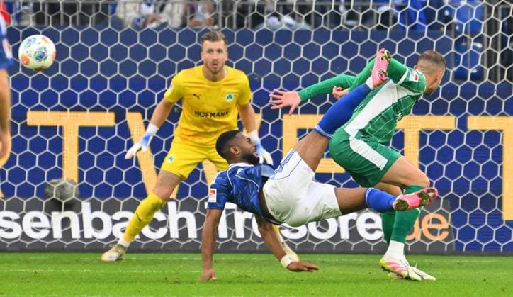 26 09 2025 Soccer Season 2025 2026 2 Soccer Bundesliga 07 Matchday FC Schalke 04 S04 SpVgg Greuther Fürth Kleeblatt Sportfoto Zink xwoxzix DFL regulations prohibit any use of photographs as image sequences and or quasi video only for editorial use Moussa Sylla 9, FC Schalke 04 S04 Fallrückzieher Versuch gegen Pelle Boevink 26, SpVgg Greuther Fürth Philipp Ziereis 4, SpVgg Greuther Fürth