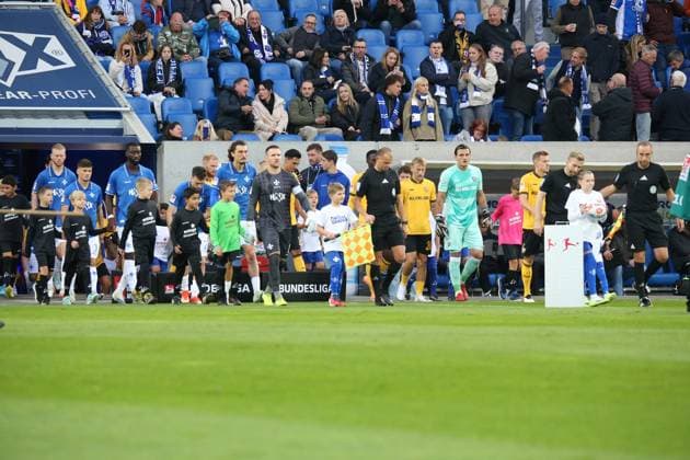 26 09 2025, xpfrx, Soccer 2 Bundesliga, SV Darmstadt 98 Dynamo Dresden v l The teams enter the pitch DFL DFB REGULATIONS PROHIBIT ANY USE OF PHOTOGRAPHS as IMAGE SEQUENCES and or QUASI VIDEO Darmstadt