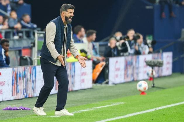 2 Bundesliga FC Schalke 04 SpVgg Greuther Fürth on 25 09 2025 in the Veltins Arena at Schalke Coach Miron Muslic Schalke gesticulates and shouts MH