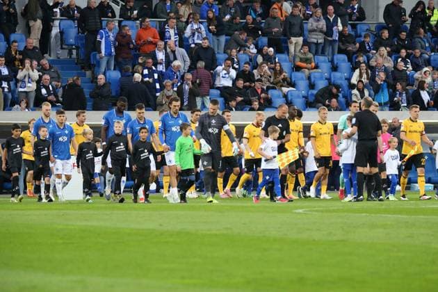 26 09 2025, xpfrx, Soccer 2 Bundesliga, SV Darmstadt 98 Dynamo Dresden v l The teams enter the pitch DFL DFB REGULATIONS PROHIBIT ANY USE OF PHOTOGRAPHS as IMAGE SEQUENCES and or QUASI VIDEO Darmstadt