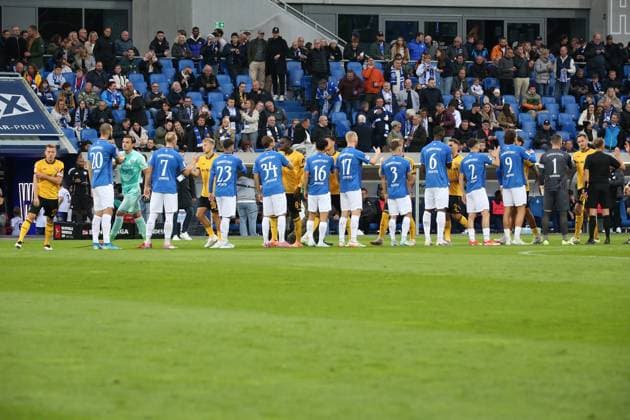 26 09 2025, xpfrx, Soccer 2 Bundesliga, SV Darmstadt 98 Dynamo Dresden v l Welcoming the Teams Teams DFL DFB REGULATIONS PROHIBIT ANY USE OF PHOTOGRAPHS as IMAGE SEQUENCES and or QUASI VIDEO Darmstadt