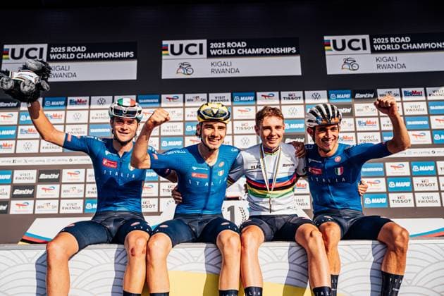2025 UCI Road World Championships Picture by Zac Williams SWpix.com - 26 09 2025 - Cycling - 2025 UCI Road World Championships - Kigali Convention Centre, Kigali, Rwanda - Men Under-23 Road Race Podium - Lorenzo Mark Finn (Italy) celebrates with teammates Alessandro Borgo (Italy), Simone Gualdi (Italy), Pietro Mattio (Italy) after he Wins the Men Under-23 Road Race World Championship, WM, Weltmeisterschaft Copyright: x xSWpix.comx(t axPhotographyxHubxLtd)xZacxWilliams SWpix.comx SWP-3030-7568