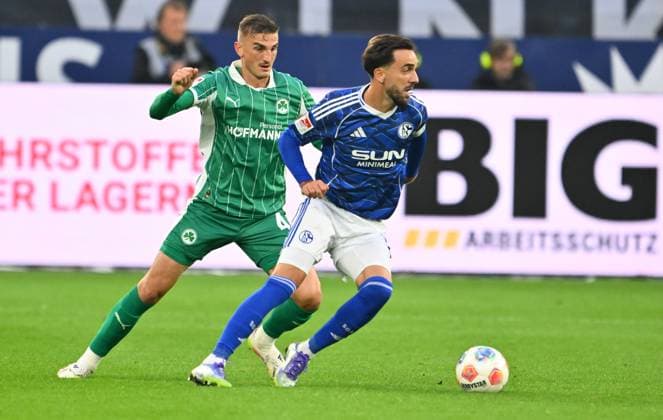 26 09 2025 Soccer Season 2025 2026 2 Soccer Bundesliga 07 Matchday FC Schalke 04 S04 SpVgg Greuther Fürth Kleeblatt Sportfoto Zink xwoxzix DFL regulations prohibit any use of photographs as image sequences and or quasi video only for editorial use Philipp Ziereis 4, SpVgg Greuther Fürth Kenan Karaman 19, FC Schalke 04 S04
