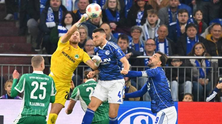 26 09 2025 Soccer Season 2025 2026 2 Soccer Bundesliga 07 Matchday FC Schalke 04 S04 SpVgg Greuther Fürth Kleeblatt Sportfoto Zink xwoxzix DFL regulations prohibit any use of photographs as image sequences and or quasi video only for editorial use Aaron Keller 16, SpVgg Greuther Fürth Hasan Kurucay 4, FC Schalke 04 S04 Kenan Karaman 19, FC Schalke 04 S04