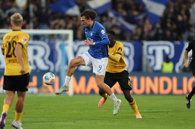 26 09 2025, xdcx, Soccer 2 Bundesliga, SV Darmstadt 98 SG Dynamo Dresden, emonline, emspor, despor, v l , Fraser Hornby SV Darmstadt 98 , Kofi Amoako SG Dynamo Dresden DFL DFB REGULATIONS PROHIBIT ANY USE OF PHOTOGRAPHS AS IMAGE SEQUENCES AND OR QUASI VIDEO Copyright: HMBxMedia Claus
