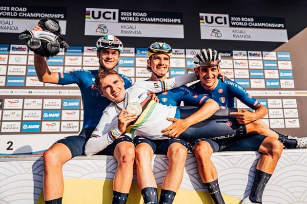 2025 UCI Road World Championships Picture by Zac Williams SWpix.com - 26 09 2025 - Cycling - 2025 UCI Road World Championships - Kigali Convention Centre, Kigali, Rwanda - Men Under-23 Road Race Podium - Lorenzo Mark Finn (Italy) celebrates with teammates Alessandro Borgo (Italy), Simone Gualdi (Italy), Pietro Mattio (Italy) after he Wins the Men Under-23 Road Race World Championship, WM, Weltmeisterschaft Copyright: x xSWpix.comx(t axPhotographyxHubxLtd)xZacxWilliams SWpix.comx SWP-3030-7573